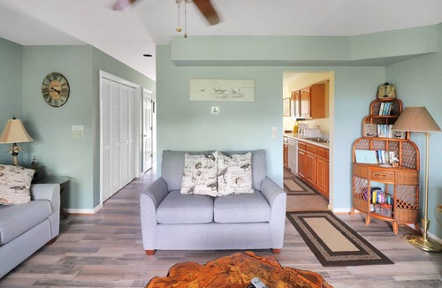 Chincoteague House | Misty's Thicket | Private Pier + 2 Screened Porches, Water Views, Cozy Townhome