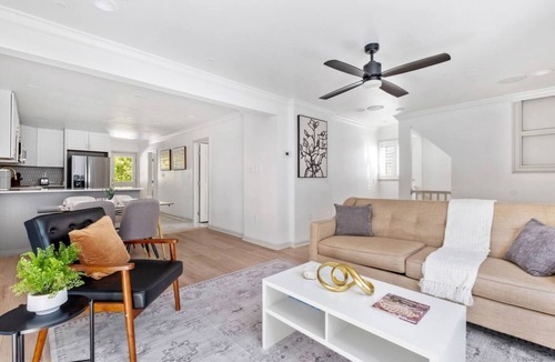 Cherrydale Apartment | Modern Apt | 15 Min to DC | Private Balcony