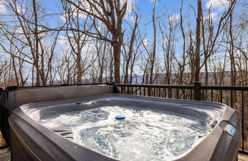 Great Cacapon Ski Chalet | Modern Cabin Retreat w Hot Tub Sauna & Fire Pit