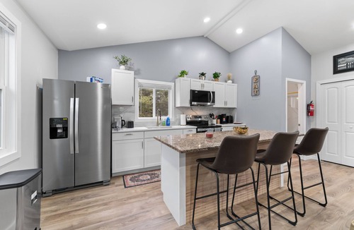Centreville House | Modern Carriage Home I 2-Bedroom: Near Dulles Airport sleeps 6