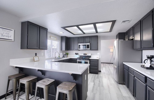 Green Valley House | Modern Chic Cozy w/Free Hottub and EV Charging, 10min>Strip, 5min to Airport