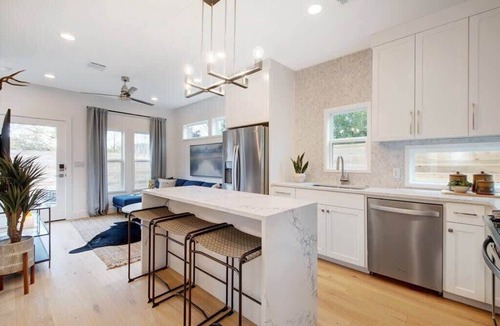 East MLK House | Modern Construction with Private Hot Tub
