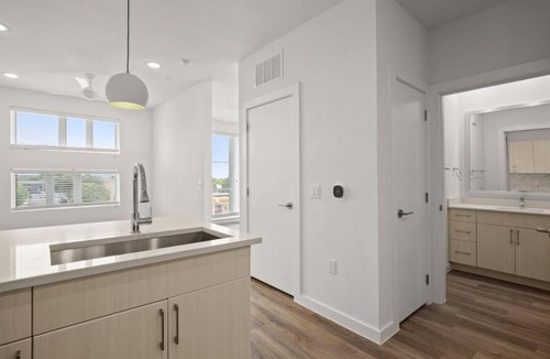 Brentwood Condo | Modern Crestview Apt Walk to Bars & Dining