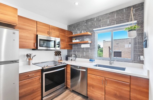Roosevelt Apartment | Modern Designer Studio with Pool