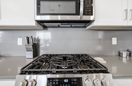 Eagle House | Modern Eagle Retreat | 4BR Sleeps 8 Dog-Friendly + Pickleball