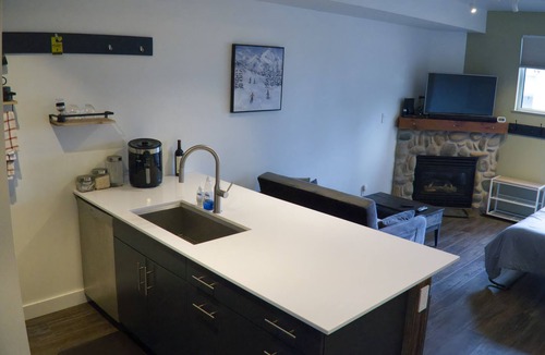 Silver Star Mountain Condo | Modern, ground-level studio suite just steps from your mountain adventures.
