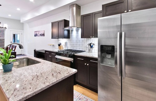 H Street Corridor Bed & Breakfast | Modern Haven: 3-BR/2.5 BA Paris-Themed Home in Wonderful DC: Wifi and A/C