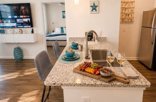 Northside Apartment | Modern King Suite, Pool, Gym & Airport Nearby