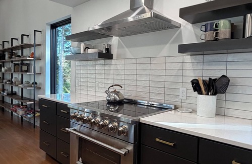 Lakeville House | Modern Lakehouse on Quiet Peninsula