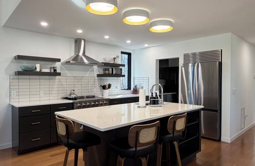 Lakeville House | Modern Lakehouse on Quiet Peninsula