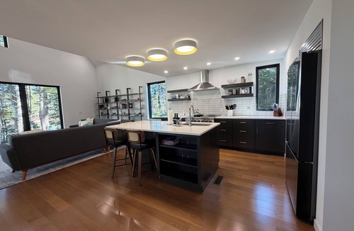 Lakeville House | Modern Lakehouse on Quiet Peninsula
