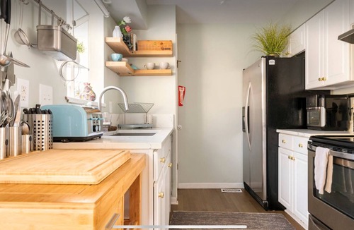 Bolivar House | Modern luxury, walk to Washington St and downtown, EV, Movie room, Spa bathroom