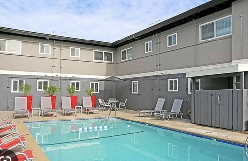 Castro Valley Apartment | Modern Master bedroom with en-suite bathroom