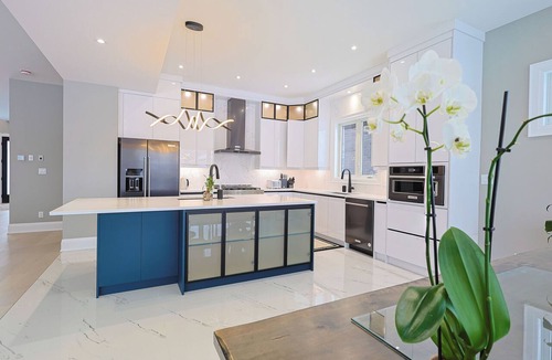 Niagara Falls Villa | Modern Masterpiece Luxury 6 Bedroom Home