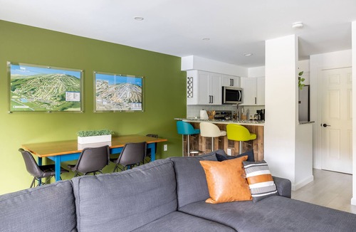 West Dover House | Modern Mount Snow Gnarvana - Balcony, Loft, Pets, Hiking