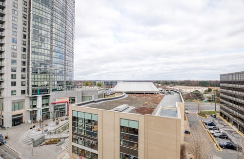 North Bethesda Apartment | Modern North Bethesda 2BR w/W/D, Pool & Gym, nr Metro, by Blueground
