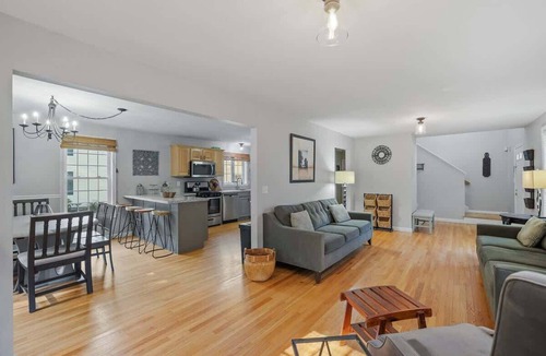 Manchester House | Modern Open Concept 4 Bed 2,5 Bath Mid to LongTerm Private Single Family Home