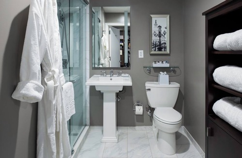 Capitol Hill Hotel | Modern Queen Stay | Near DC Attractions | Gym Access, Onsite Bar & Restaurant
