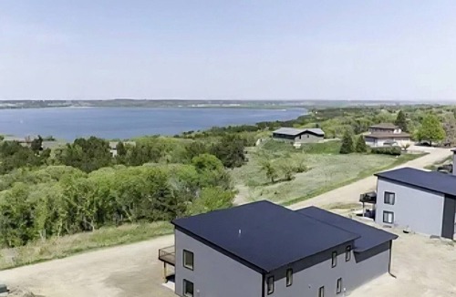Crofton Apartment | Modern Riverfront Escape, Crofton, NE – Upper Level Suite