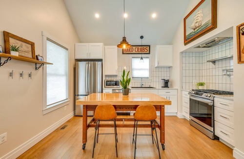 Solomons Cottage | Modern Solomons Cottage Rental - Walk to Island!
