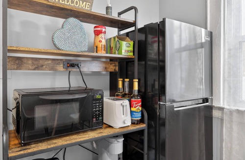 Liverpool House | Modern space - fully equipped kitchen in village of Liverpool