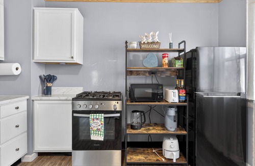 Liverpool House | Modern space - fully equipped kitchen in village of Liverpool