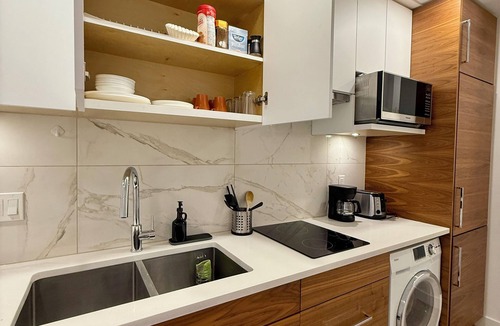 Lower Lonsdale Apartment | Modern Studio with Wi-Fi and Kitchen! (Steps away from public transit)