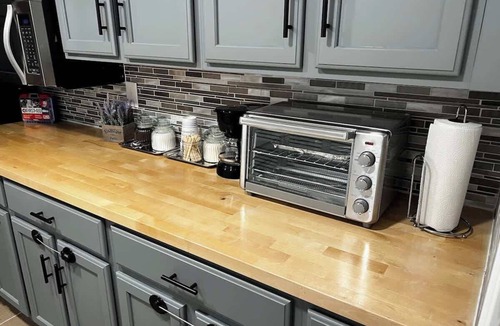 Everett House | Modern Studio Close to Campus & 10min to Boston
