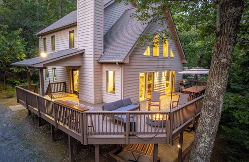 Roseland House | Mountain Retreat: HotTub, Game Room, Family & Pet-Friendly, 3 King Beds