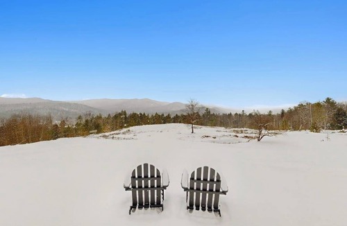 Thornton House | Mountain view home w/large yard, W/D; near skiing, hiking and golf