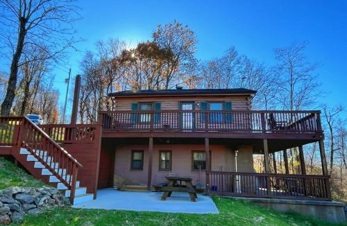 Stanley House | Mountain View Log Cabin - Cozy cabin in the Blue Ridge Mountains- New Property!
