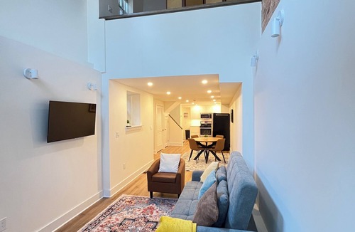Mount Pleasant Apartment | Mt Pleasant Retreat with Parking - 1200 Sqft, 2BR/2Qeen Beds, Walk to Metro, Zoo