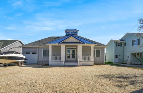 Greenbackville House | Mulligan Home - Waterfront, boat dock & community pools!