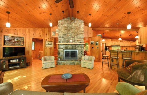 West Poland Cottage | Nature Lover’s Retreat on Thompson Lake – Cozy Cottage Escape