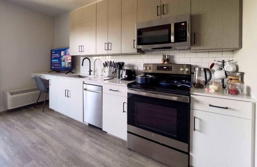 Boise Apartment | Navy Nights & Scenic Feels | Sleek Studio Stay