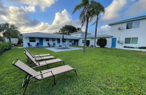 Singer Island Condo | NEW BEACH LISTING -Walk To Beach, BBQ Grill, Scuba, Beach Chairs