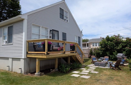 Snug Harbor Cottage | NEW! Cozy 2 bdrm Snug Harbor cottage steps from Point Judith Salt Pond & Marina