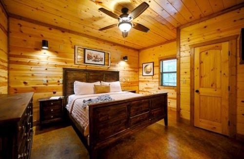 Hochatown House | NEW Game Room w Hot Tub Family Broken Bow