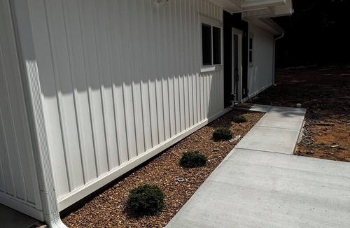 Clarksville House | New Home 2 mins from Town, Lake Ludwig, and U Of O campus sleeps 7/Cozy Fire Pit