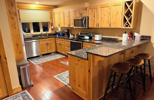Carrabassett Valley Condo | [NEW LISTING] Luxury Ski in/Ski Out Sugarloaf Trailside Retreat. Hot Tub!