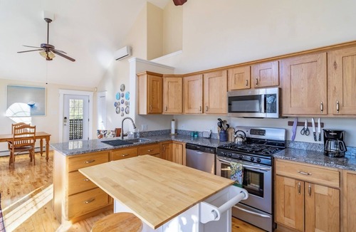 Belfast House | New! Luxurious 9 Acre Waterfront Retreat Just Four Minutes to Downtown Belfast