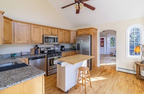 Belfast House | New! Luxurious 9 Acre Waterfront Retreat Just Four Minutes to Downtown Belfast