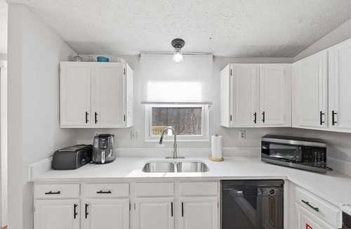Manassas House | NEW! Manassas Comfort Cozy 3BR Family Home