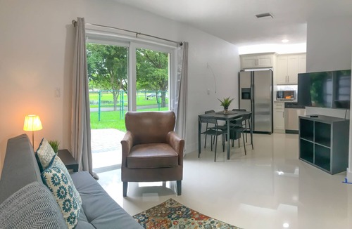 Cutler Bay House | New Miami Townhouse On Lake For Families SU 3Bd, 1Bth, 5 Per