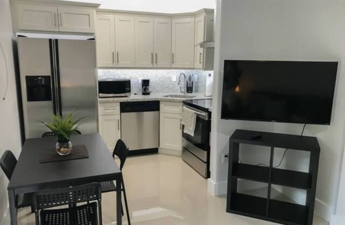 Cutler Bay House | New Miami Townhouse On Lake For Families SU 3Bd, 1Bth, 5 Per