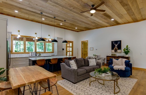 McCaysville Cabin | NEW Modern Cabin! 2 King suites, hot tub, fire-pit and 2 fireplaces!