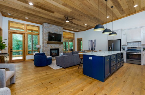 McCaysville Cabin | NEW Modern Cabin! 2 King suites, hot tub, fire-pit and 2 fireplaces!