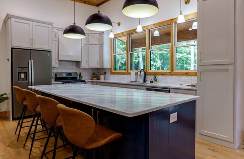 McCaysville Cabin | NEW Modern Cabin! 2 King suites, hot tub, fire-pit and 2 fireplaces!