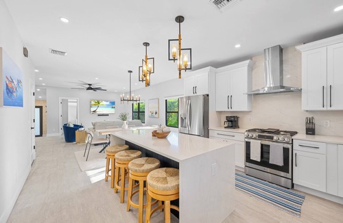Flamingo Parks House | NEW Reno! Sleeps 14 + Heated Pool + 5 min to downtown!