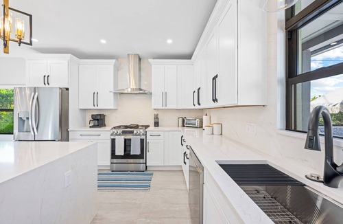 Flamingo Parks House | NEW Reno! Sleeps 14 + Heated Pool + 5 min to downtown!